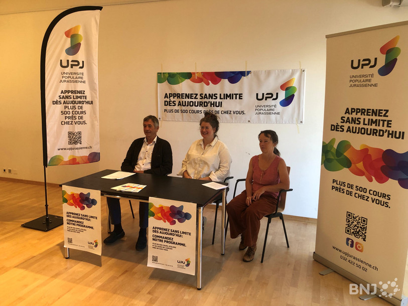 De gauche à droite, Richard Kolzer président de l'UPJ, Noémie Richard coordinatrice de l’UPJ et Irina Brülisauer, responsable des cours de langues ont présenté le nouveau programme de l'institution.