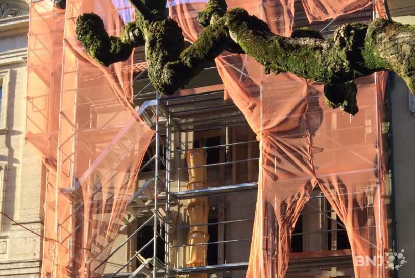 La toile qui protège l'échafaudage du chantier est déchirée. C'est l'un des reproches que font les organisateurs du marché.