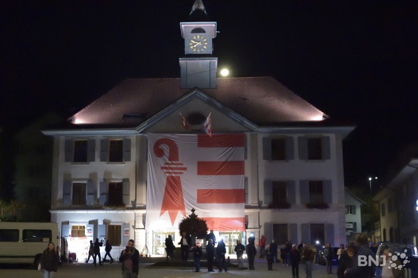 L'Hôtel de Ville de Moutier paré du drapeau jurassien pour l'occasion (photo: Georges Henz).