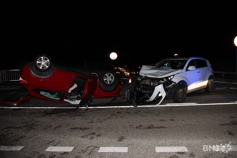Suite au choc, l'un des deux véhicules a terminé sur le toit. (Photo : police cantonale jurasienne)
