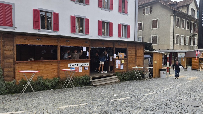 Les rues étaient encore un vides vers 9h, mais les derniers fêtards s'étaient réfugiés dans le stand.