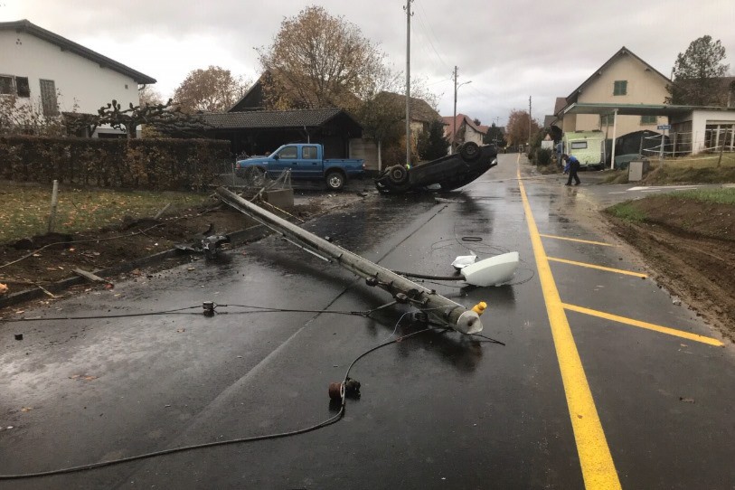 La voiture a heurté un poteau électrique et fini sa course sur le toit (photo: police cantonale jurassienne).