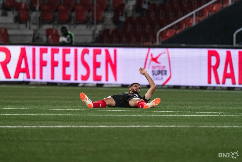 Kemal Ademi et Neuchâtel Xamax FCS ont été mis au tapis par GC dimanche après-midi. (photo : archives)