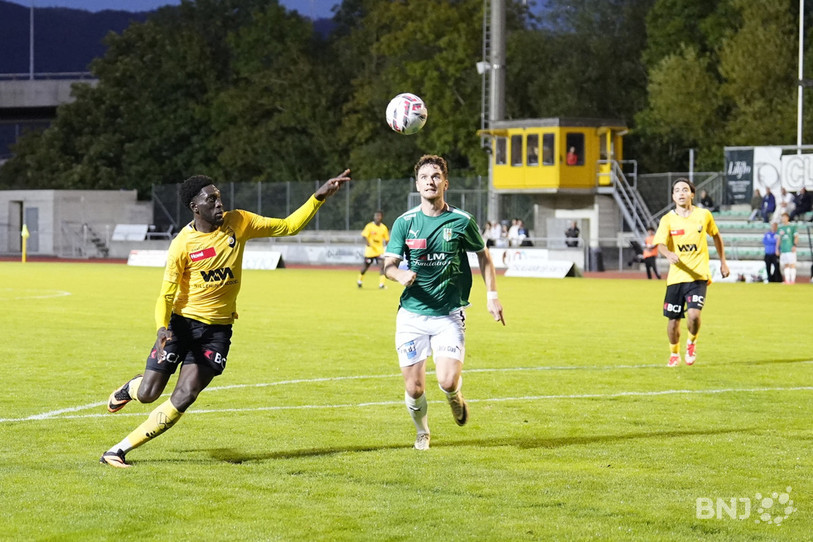 L'attaquant des SR Delémont Yoroma Jatta a disputé un duel inédit samedi soir face au FC Courtételle du défenseur Bastien Hulmann sur la pelouse de la Blancherie (photo : Cédric Prudat).