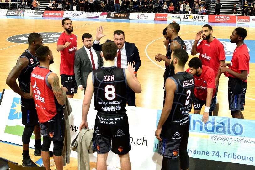 La détermination de Romain Gaspoz, l'entraîneur du BC Boncourt, sur le parquet de Fribourg (photo : Stéphane Bée)
