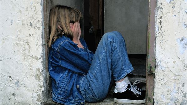 fille qui pleure, le visage dans les mains