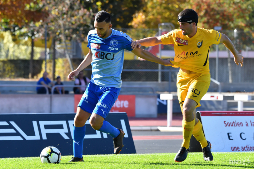 Ismaël Amaouche (en bleu) et le FC Bassecourt n'ont pas connu la même réussite que Lionel Rossé (en jaune) et les SR Delémont cet automne (photo : archives)