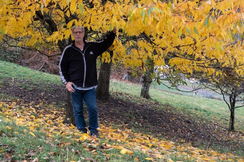 Yvan Kohler pose au milieu dans son verger. (photo: Christiane Kohler)