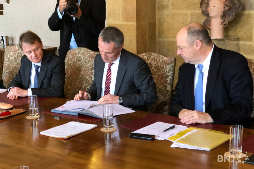 Manuel Sager, directeur de la DDC, Laurent Kurth, conseiller d'Etat en charge des finances et Jean Studer, président de Latitude 21 (de gauche à droite). 