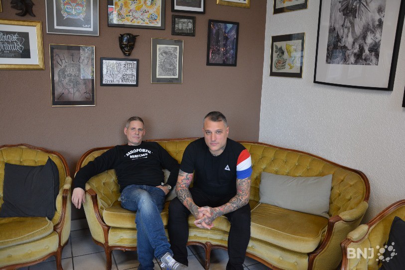 Sam Pellaton (à gauche) et Jean-Marc Bassang (à droite) gèrent chacun un salon de tatouage à Delémont.