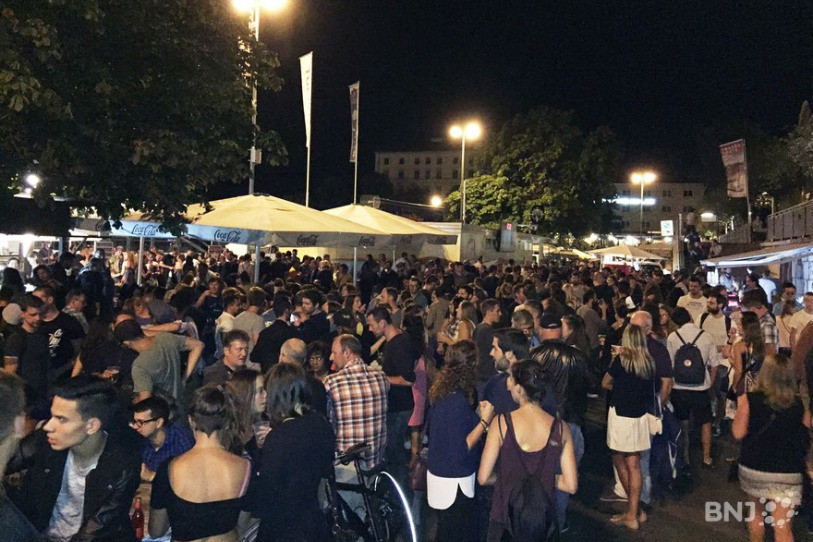 En période estivale, le port de Neuchâtel ne désemplit pas en soirée. (photo: archives)