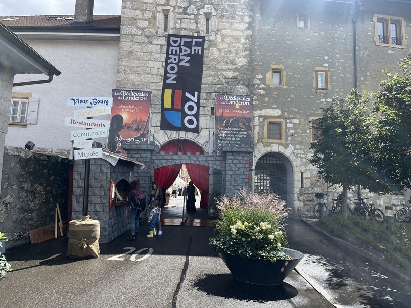 L'entrée du Vieux Bourg avait des allures de château fort de vendredi à dimanche.