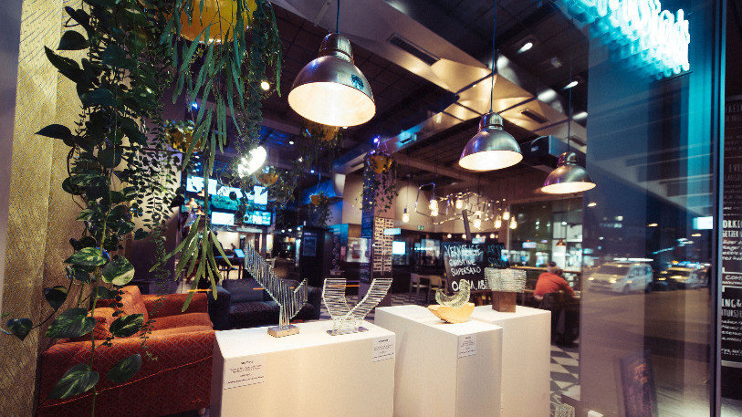 Ces sculptures en verre sont l'oeuvre de Christine Supersaxo. Photo : Meyer& Kangangi