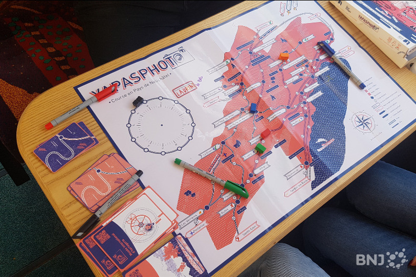Les joueurs voyagent grâce un plateau de jeu en forme de carte du canton de Neuchâtel.