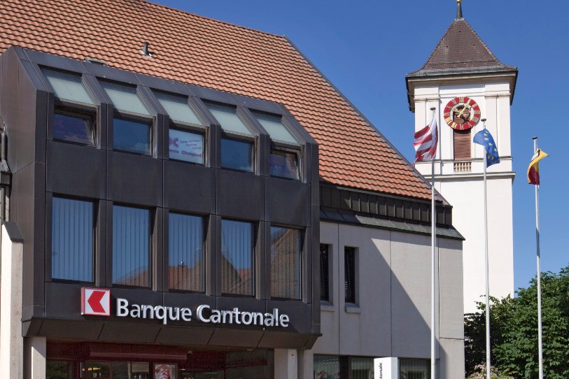 La Banque cantonale du Jura possède des succursales (ici celle de Saignelégier) dans les trois districts du canton et à Moutier. (Photo : archives)