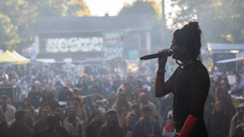 Tinaa de Nantes a enflammé la scène de FestiValdeRuz samedi. Crédit photo: Raphaël Gfeller
