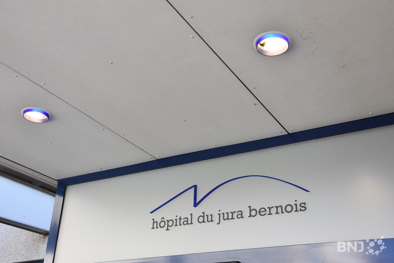 La vente d'une partie du capital-actions de l'Hôpital du Jura bernois suscite des questions au sein de la Commission de gestion du Grand Conseil (photo : archives).