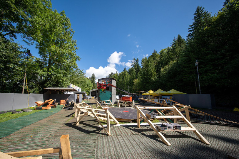 La construction des infrastructures révèle la créativité des bénévoles. Photo : Jason Montandon.