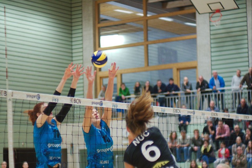 Les filles du VBC Val-de-Travers (de face) n'ont pas connu le même samedi que les joueuses du NUC II (de dos). (Photo archive)