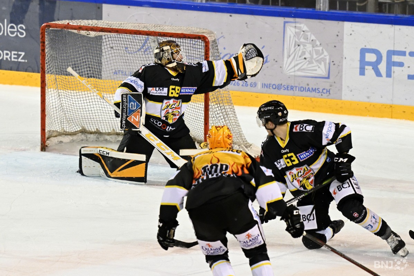 Dominic Nyffeler (dans la cage), Jonathan Hazen (de dos), Dan Weisskopf et le HC Ajoie sont tombés sur une très solide équipe d'Olten dimanche (photo : archives).