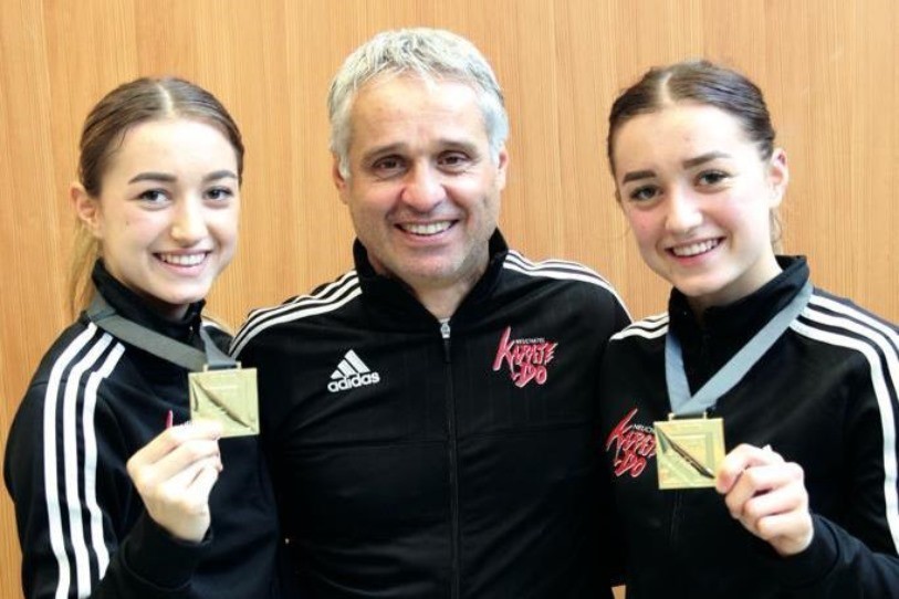 Les soeurs Voegelin, en or, entourent leur entraîneur Franco Pisino