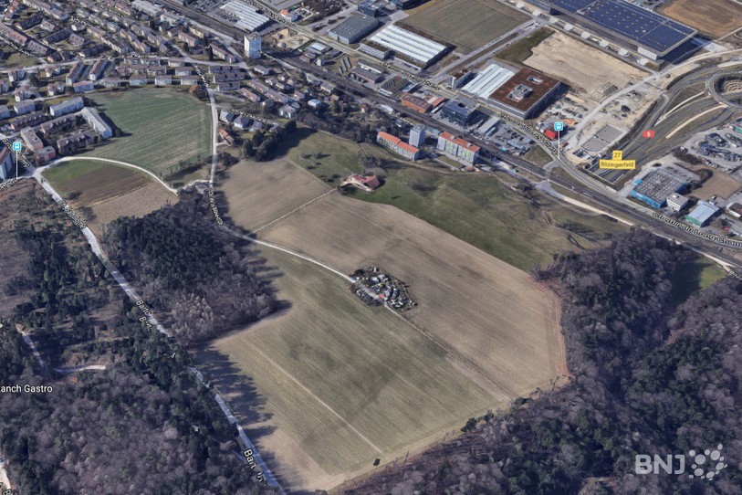 Voici le champ sur le Büttenberg où le Schrottbar va déménager. (Photo: Google map)