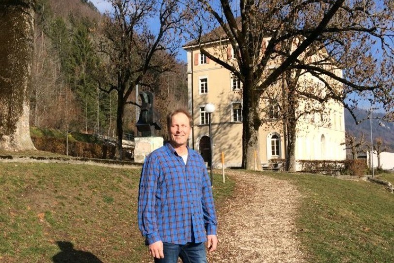 Andreas Niederhauser pose devant l’école primaire de Renan. (Photo : Andreas Niederhauser)