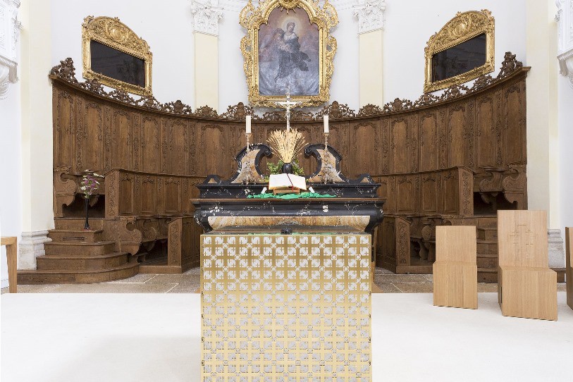 Le mobilier liturgique créé par Christophe Bregnard (photo: ASPRUJ).