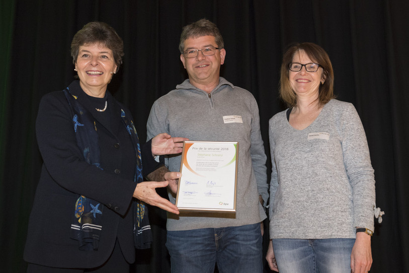 La directrice du bpa Brigitte Buhmann (à gauche) a remis le Prix de la sécurité à Stéphane Schranz, sous l'oeil de la conseillère municipale de Sonceboz-Sombeval Chantal Vaucher (à droite). (Photo: bpa)
