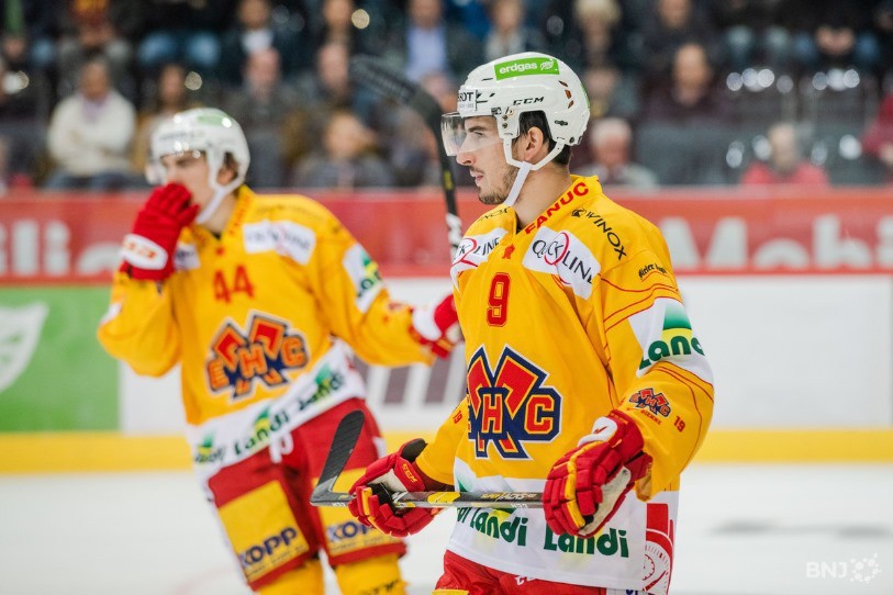 De retour au jeu, le Biennois Damien Riat (no9) espérait sans doute que son équipe bouscule Zoug à la Bossard Arena (archive).