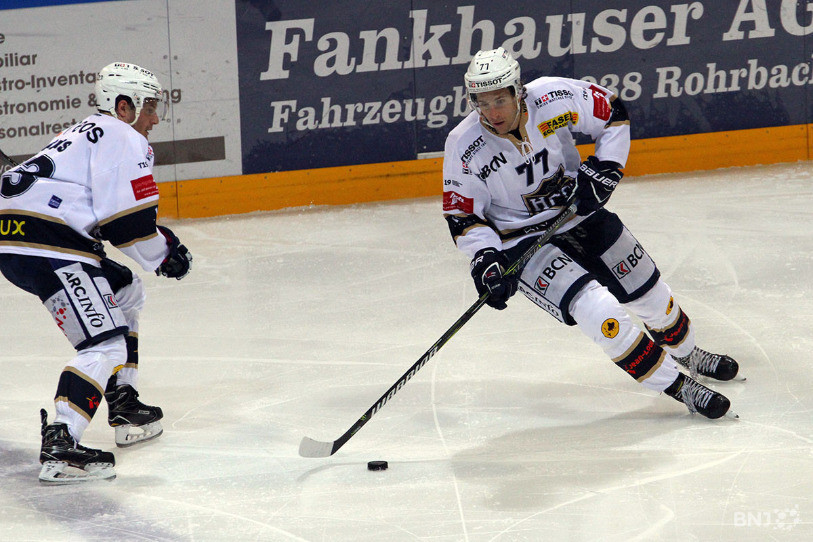 Brett Cameron (77) a inscrit le but décisif en prolongations vendredi soir à la Bossard Arena de Zoug. (photo : Archives)