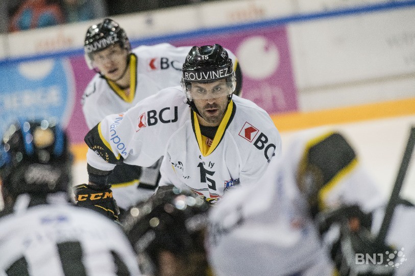 Giacomo Casserini et le HC Ajoie ont entamé la nouvelle année par une défaite sur la glace de Viège (photo : archives).