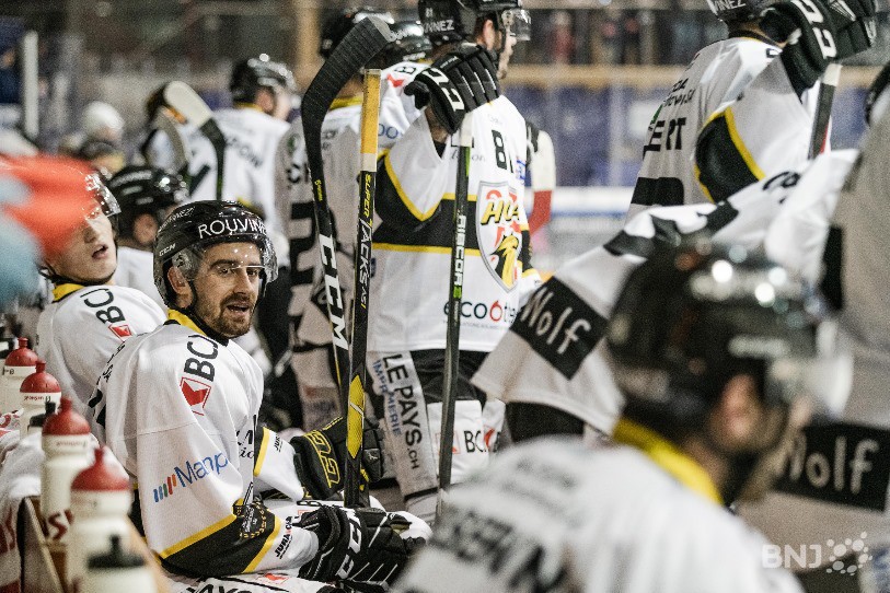 Thibault Frossard et le HC Ajoie n'ont pas trouvé la bonne solution face à Kloten (photo : archives).