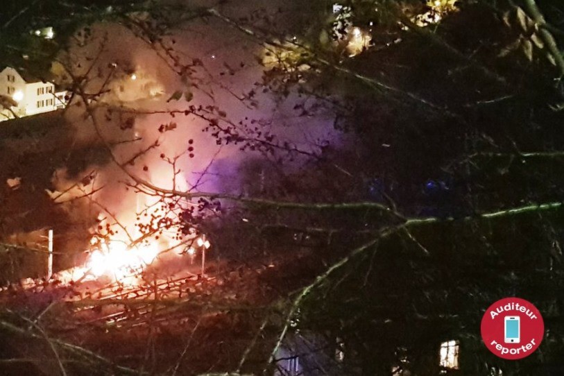 L'incendie s'est déclaré au-dessous de l'arrêt Le Chalet.