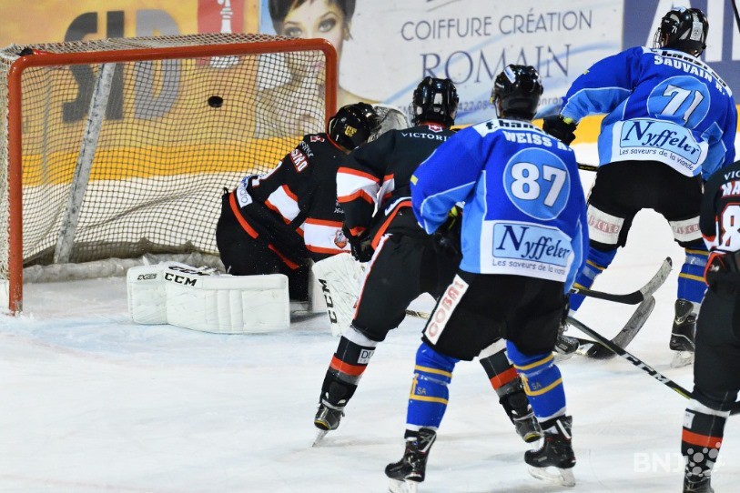 Raphaël Sauvain marque le 2-1 pour le HC Moutier face au HC Delémont-Vallée (photo : Georges Henz).