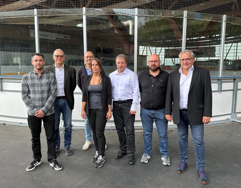Les membres du comité d'initiative « 1% pour le sport », portée par la Fédération Jurassienne du Sport, ont choisi la patinoire à Delémont pour présenter leur démarche.