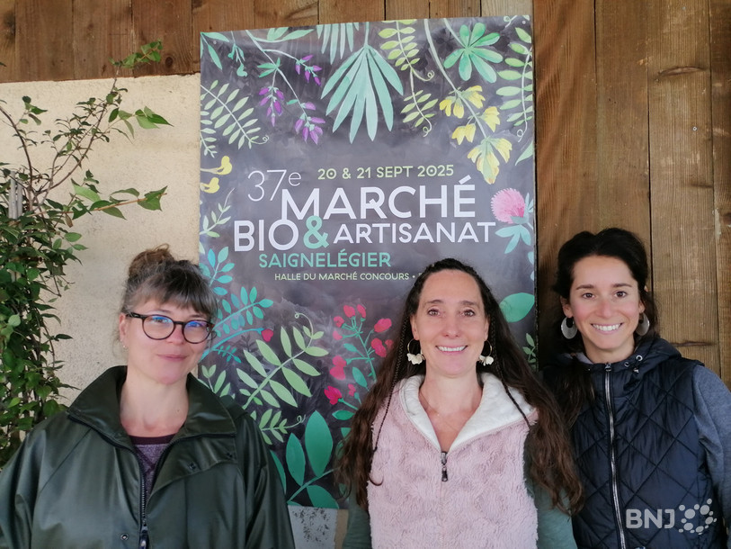 De gauche à droite : Léonie Liechti (membre du comité), Lina Dubied (présidente du marché bio) et Léa Petitjean Gisiger (productrice à Berlincourt et exposante).