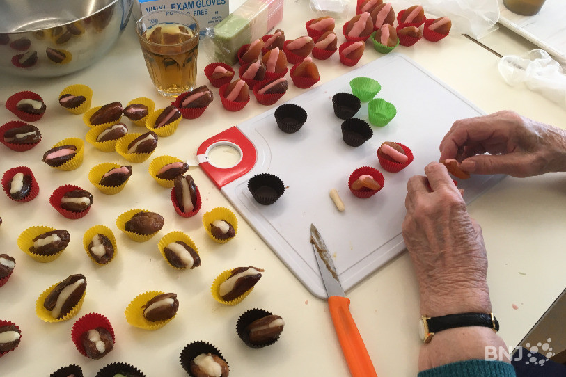 Les résidents préparent des pâtisseries, tricots et autres créations qui seront mis en vente dimanche, lors de leur marché de Noël.