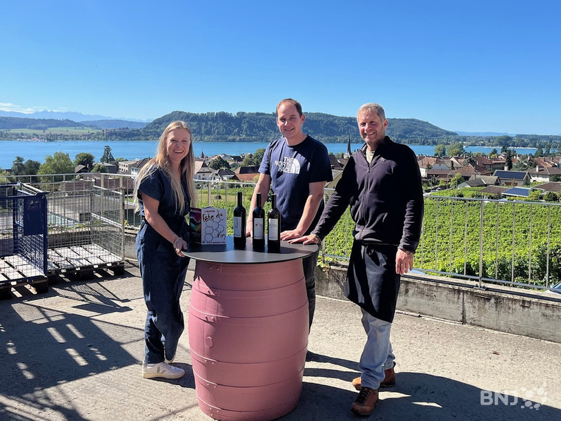 De gauche à droite : Marie Nicolet et Luc Burkhalter, co-présidents du comité de la Fête du vin et Claude Auberson, vigneron encaveur de la Neuveville.