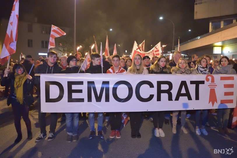 Des jeunes Prévôtois étaient en tête de cortège le 9 novembre dernier à Moutier. Ils font aujourd'hui recours contre l'annulation du vote du 18 juin 2017 (photo: archive)