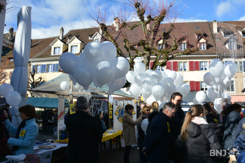Le public s'est rassemblé lors du marché de ce samedi pour le lâcher de ballons.