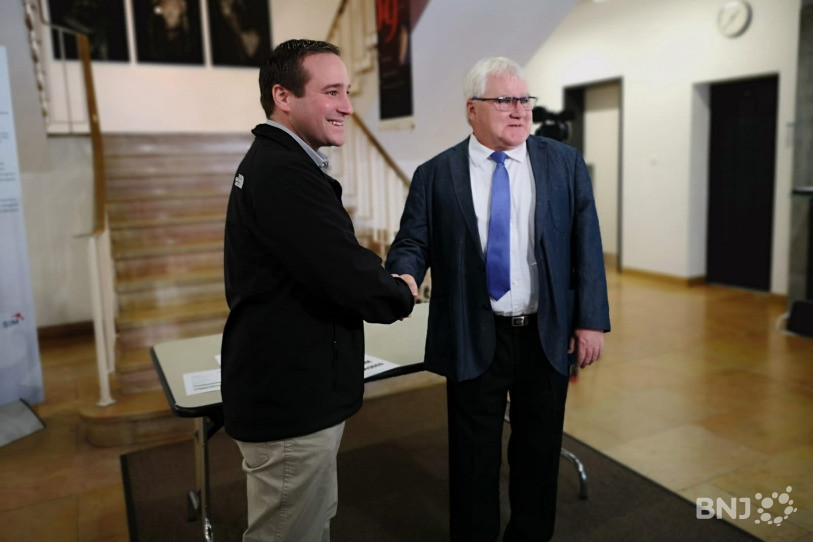 Marcel Winistoerfer (à droite) reste le maire de Moutier