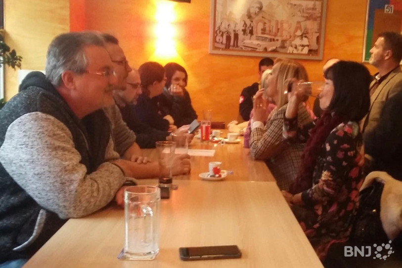 Les anti-fusion réunis dans un bar de Peseux. 