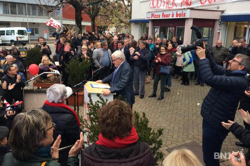 Réélu, le maire de Moutier a tenu son discours devant l'Hôtel de ville de Moutier.