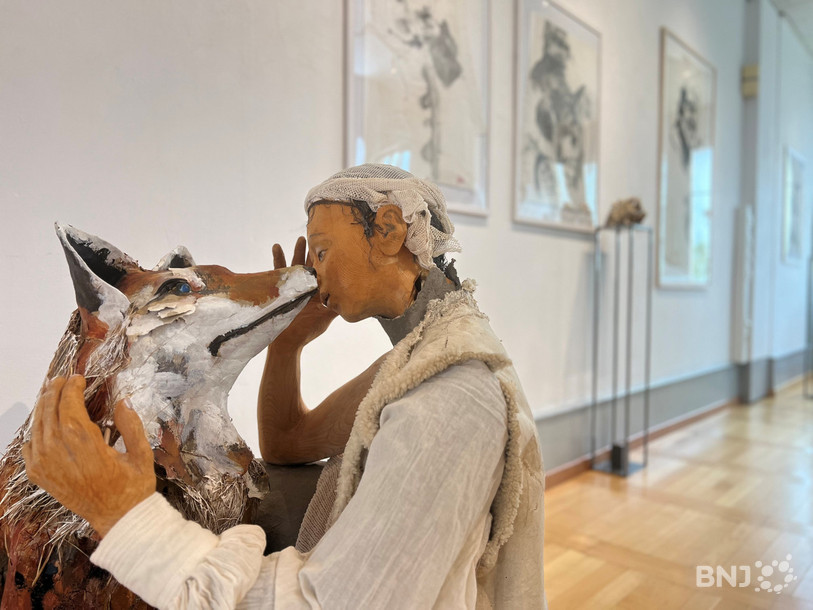 L'exposition de Christine Aymon est à voir actuellement à la Galerie du Passage. Une visite commentée par l'artiste et mise en musique par le violoncelliste Nathan Zürcher aura lieu le 12 septembre.