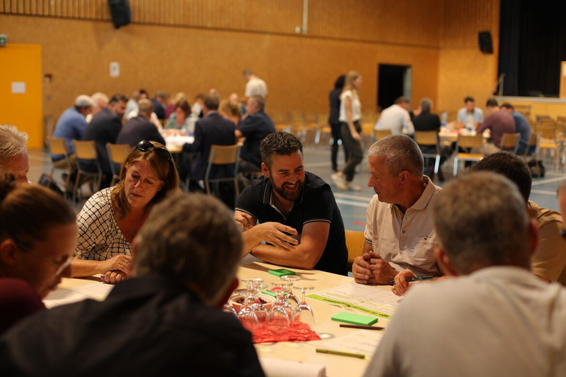 Différents ateliers thématiques ont permis aux représentants des communes d’échanger en petits groupes. Photo : République et Canton du Jura