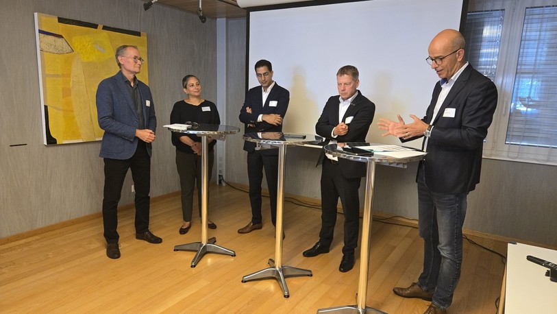 De gauche à droite, Alain Graf (consultant), Deepti Sharma (experte en commerce international), Amit Arora (directeur de Cadratec SA), Jens Thing (CEO division Tornos) et Pierre-Alain Berret (directeur de la CCIJ).