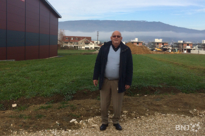 Le maire de Rossemaison, Francis Meyrat a choisi de se faire prendre en photo devant le Forum Biwi et le lotissement « Copas de sel ».