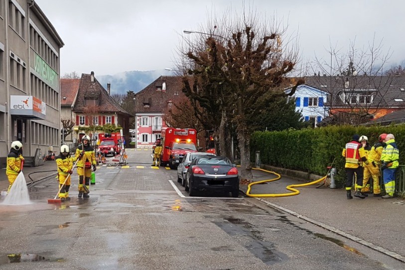 Les pompiers delémontains en action à la rue de la Vauche, mardi après-midi.