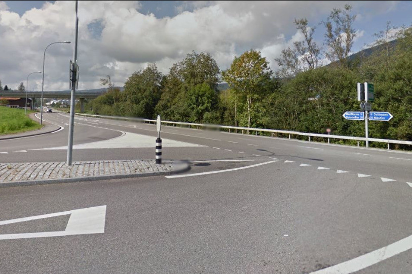 L'accident s'est produit au niveau du carrefour entre la route cantonale et la route menant à l'A16. (Photo: Google Maps)